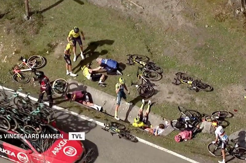 Grozljiv padec že drugič zaporedoma odnesel Rogliča, dirka ustavljena (VIDEO) (foto: X Dratpirsna)