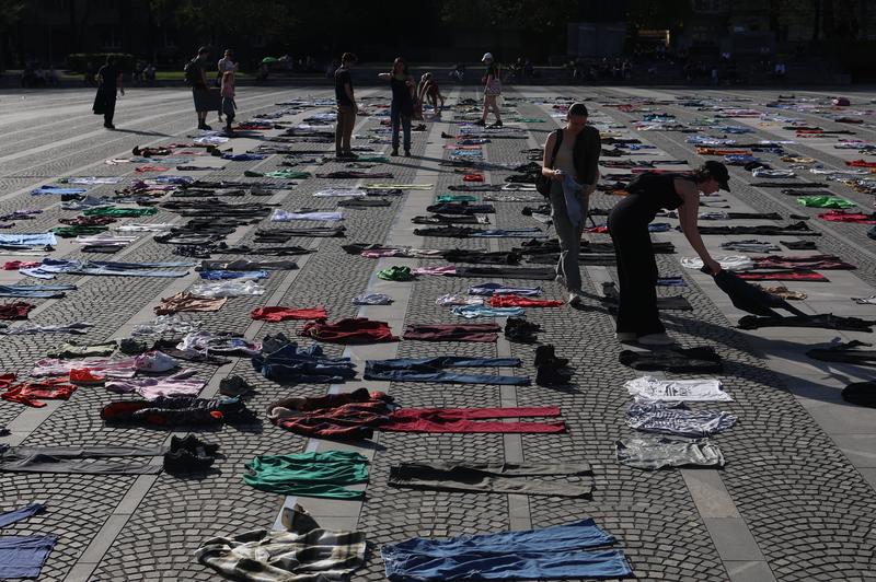 V središču Ljubljane protestniki z oblačili prekrili trg (foto: Borut Živulović/Bobo)