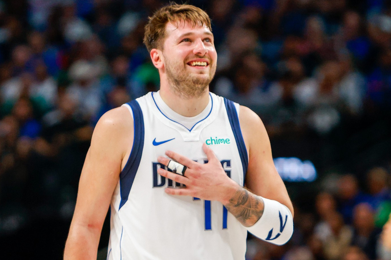 Luka Dončić in Kyrie Irving z izjemno predstavo blestela v teksaškem derbiju (skupaj sta dosegla kar 85 točk) (foto: Profimedia)