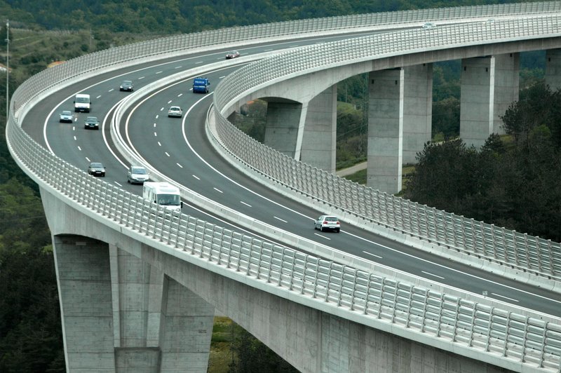 Grozljivka na viaduktu Črni kal, tovorno vozilo je delno stalo na voznem pasu ... potem pa je počilo! (foto: Srdjan Živulovič/Bobo)