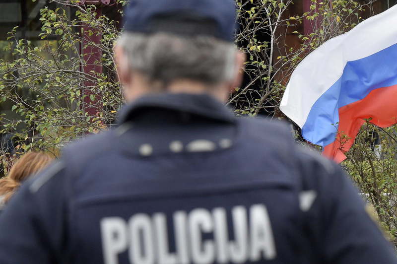 Slovenska državljana v 'vojni' s policijo: po provokacijah so jima policisti v večjem številu potrkali na vrata, onadva sta vse posnela (foto: Žiga Živulovič jr./Bobo)