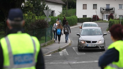 policija pred šolo skrbi za varnost otrok