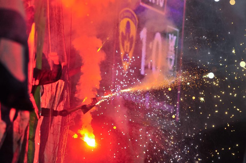 Kazen je določena: toliko bodo vijolični plačali nogometni zvezi za neprimerno obnašanje svojih navijačev (foto: Milos Vujinovic/Bobo)