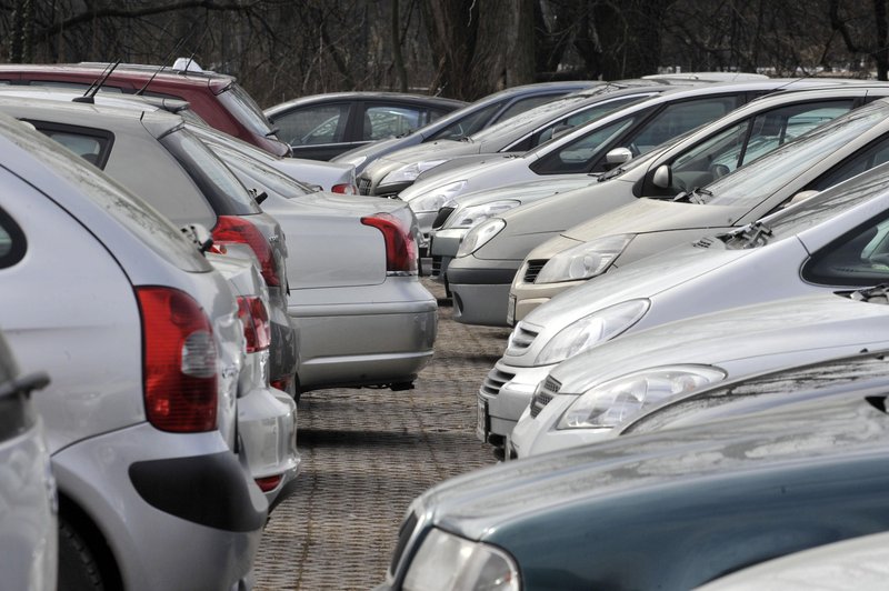 Kaj narediti, če je na parkirnem mestu dlje časa parkirano zapuščeno vozilo, ga lahko prijavite? (foto: Bobo)