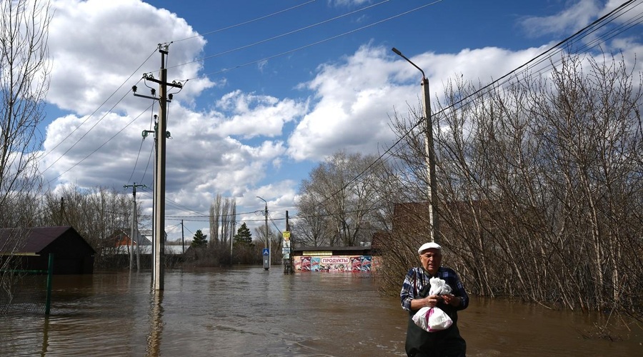 Poplavljenih več tisoč hiš, evakuirali več kot 14.000 ljudi (foto: Profimedia)