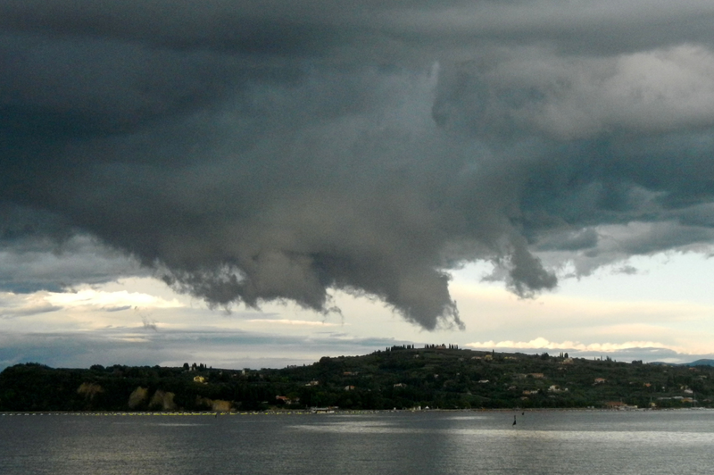 Vremenski preobrat spodbudil teoretike zarot: za prihajajočo zmrzal naj bi bila kriva Natova letala, ki bodo ... (foto: Žiga Živulovič jr./Bobo)