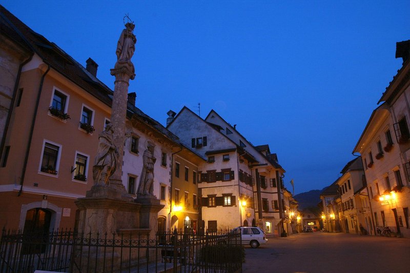 Mestni trg v Škofji Loki (foto: Bobo/Srdjan Zivulovič)