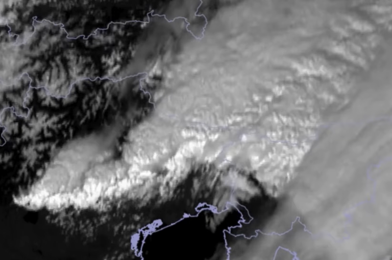 Satelitska animacija vremenskega dogajanja: glavno dogajanje šele prihaja (hladna frontna sega vse do Gardskega jezera) (foto: Facebook/Arso/posnetek zaslona)