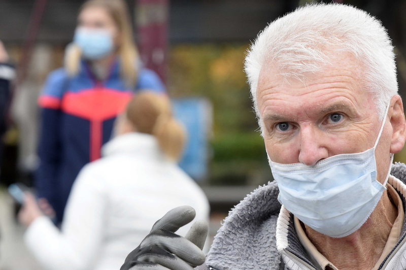 Saj ni res, pa je: najbolj glasni slovenski nasprotniki ukrepov proti covidu-19 ljudi pozivajo k ... nošenju mask (foto: Žiga Živulovič jr./Bobo)