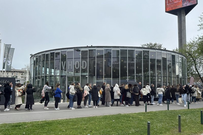 Ob Dunajski se vije dolga vrsta ljudi, čakajo pa na ... pajkice?! (FOTO) (foto: Uredništvo)