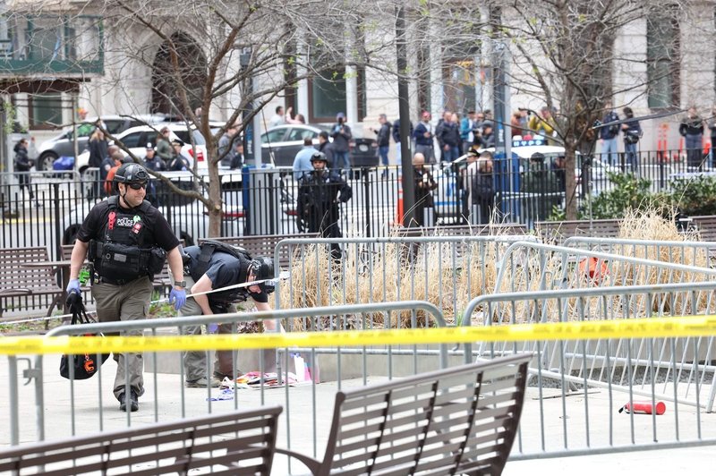 Grozljivo: znano je, kaj se je zgodilo z moškim, ki se je zažgal med sojenjem Trumpu (foto: Profimedia)