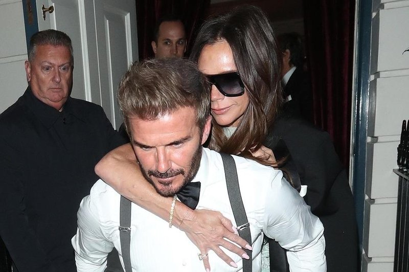 Prizor, ki je obkrožil svet! David Beckham je moral ženo Victorio na hrbtu odnesti domov (foto: Profimedia)