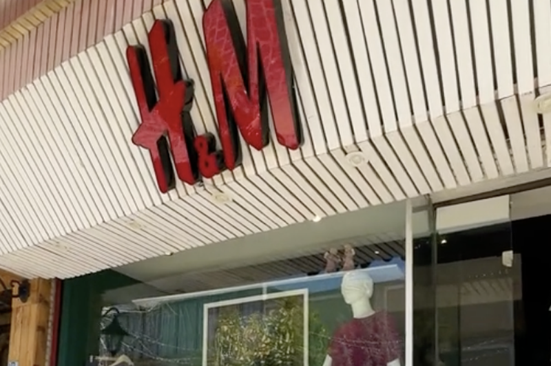 Bizarno: trgovina je videti povsem enako kot H&M, vendar ... (foto: TikTok/uptin/posnetek zaslona)