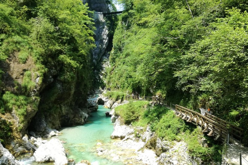 Razočarani turisti: obisk slovenske smaragdne lepotice ni mogoč, to pa je razlog (foto: M.P.)