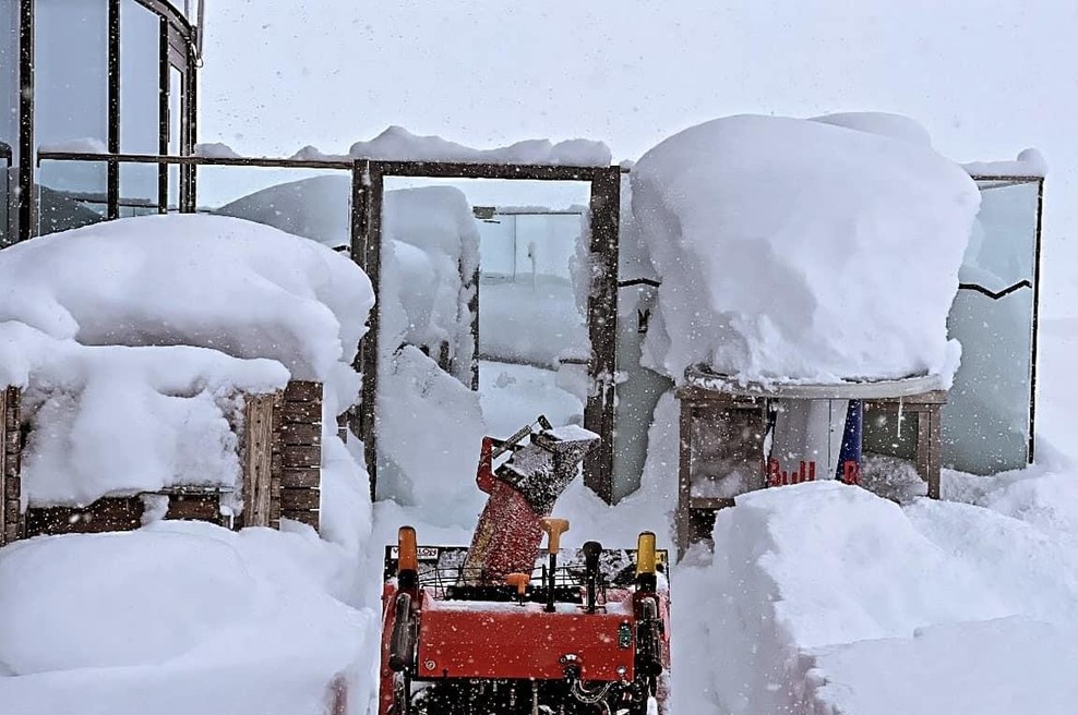 Sneg povzročil kaos pri severnih sosedih: podrta drevesa, težave v prometu, številni ostali brez elektrike ... (foto: Facebook/www.powderhounds.com)