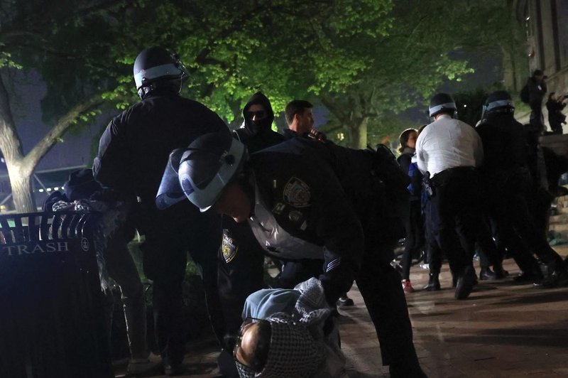 V poslopju univerze potekal protest, policisti so se v notranjost prebili s pomočjo tovornjaka z lestvijo (foto: Profimedia)