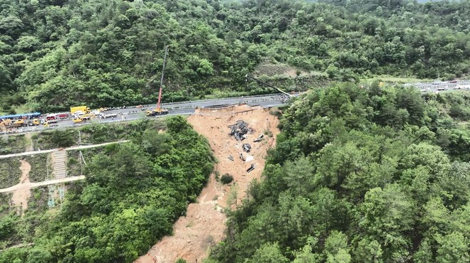 Po zrušenju avtoceste: število smrtnih žrtev narašča (foto: Profimedia)