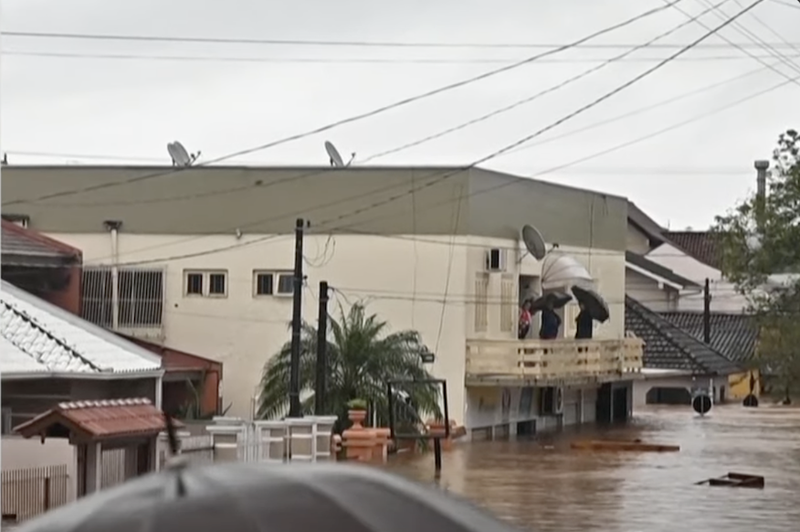 Po poplavah in zrušitvi jezu številni mrtvi (foto: Posnetek zaslona/Youtube BBC)