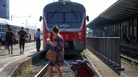 vlak slovenske zeleznice turistka