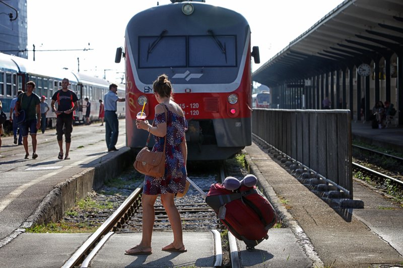 Turistom ne gre v glavo: na spletni strani Slovenskih železnic tik pred sezono ne morejo ... (foto: Srdjan Živulovič/Bobo)