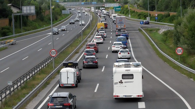 Zastojem na avtocesti ni videti konca: kje so še vedno kolone? (foto: Bobo)