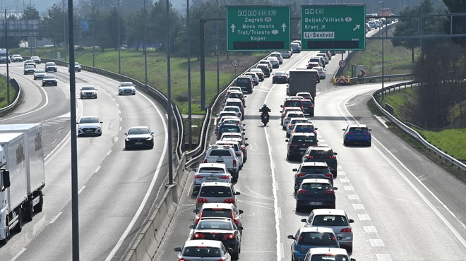 Na slovenskih cestah preglavice: nastajajo dolgi zastoji, na teh odsekih je najhuje (foto: Bobo)