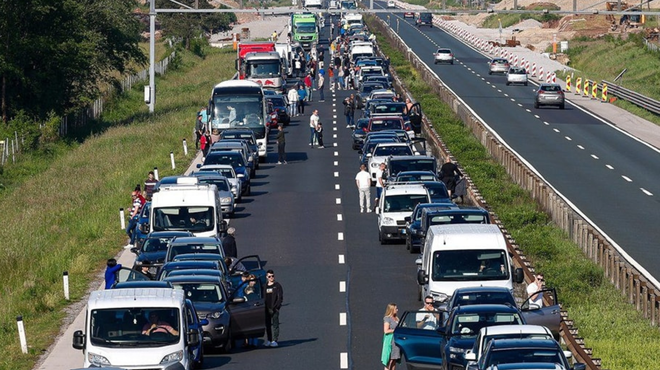 Pred prazničnim koncem tedna: gneča in vročina z oranžnim opozorilom (kje bo najhuje?) (foto: Facebook/Ustvarimo Reševalni pas na avtocestah)