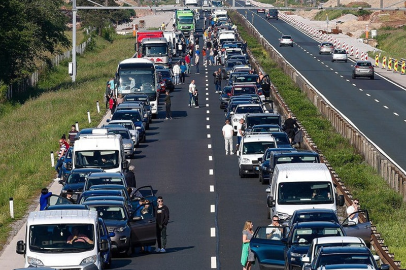 Pred prazničnim koncem tedna: gneča in vročina z oranžnim opozorilom (kje bo najhuje?) (foto: Facebook/Ustvarimo Reševalni pas na avtocestah)