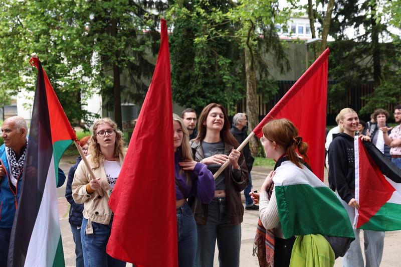 Skupina študentov v znak protesta zasedla FDV: "Ne bomo pustili, da dejanja sionistične tvorbe Izrael potonejo v pozabo ... " (foto: Borut Živulovič/Bobo)