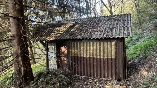 Saj ni res, pa je: bizaren nepremičninski oglas ponuja "bivalni" vikend, ki je v resnici zanemarjena in težko dostopna podrtija (foto: Nepremicnine.net)