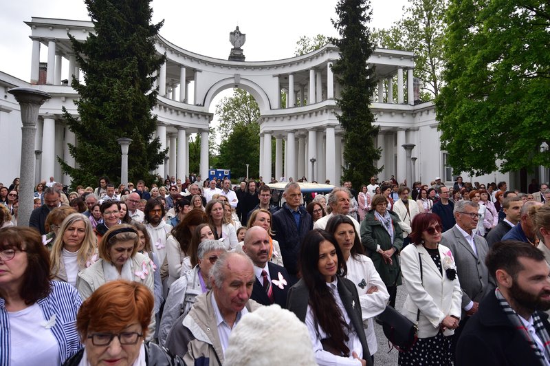 Zadnje slovo od Mance Košir: na ljubljanskih Žalah so v nebo poleteli metulji (FOTO) (foto: Bobo)