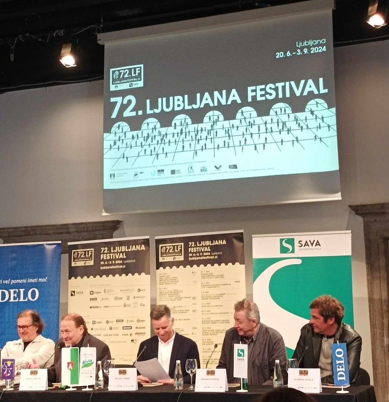 Glasbenik Primož Vitez, vodja festivala Darko Brlek, podžupan Dejan Crnek, legendarni TV in radijski voditelj ter jazz poznavalec Brane Rončel in glasbenik Klemen Hvala med novinarsko konferenco v Viteški dvorani Križank.