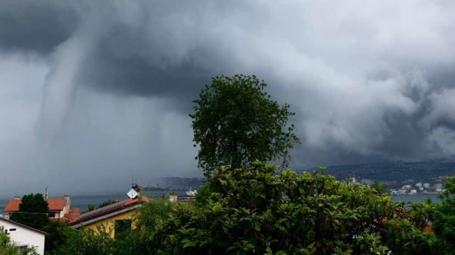 Pretresljiv prizor tik ob slovenski meji: prebivalci nenadoma zagledali veliko vodno trombo (FOTO) (foto: Meteoeradar/Federico Pavan/Neurje.si)