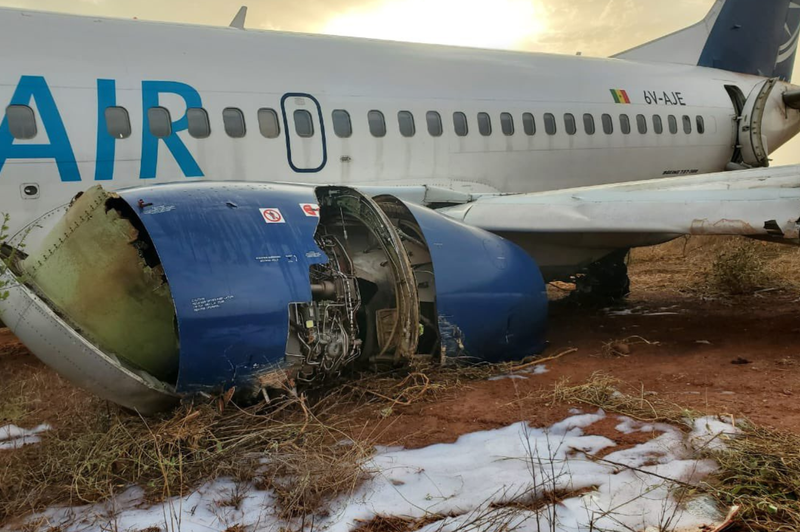 Grozljivka na krovu: med pristajanjem Boeingovega letala zagorela krilo in motor (foto: X/MarioNawfal)