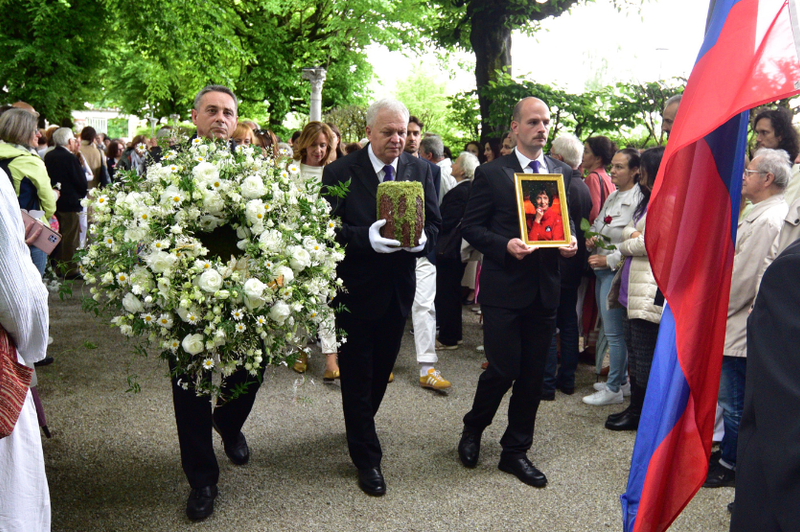 Čustven posnetek s pogreba Mance Košir: poglejte, kako so se poslovili od priljubljene profesorice in novinarke (VIDEO) (foto: Bobo)