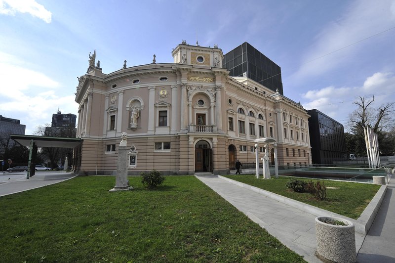 Grozen zaključek predstave v ljubljanski operi: nenadoma se je odpel del kulise in padel na operni pevki (takšno je njuno stanje) (foto: Žiga Živulović Jr./Bobo)