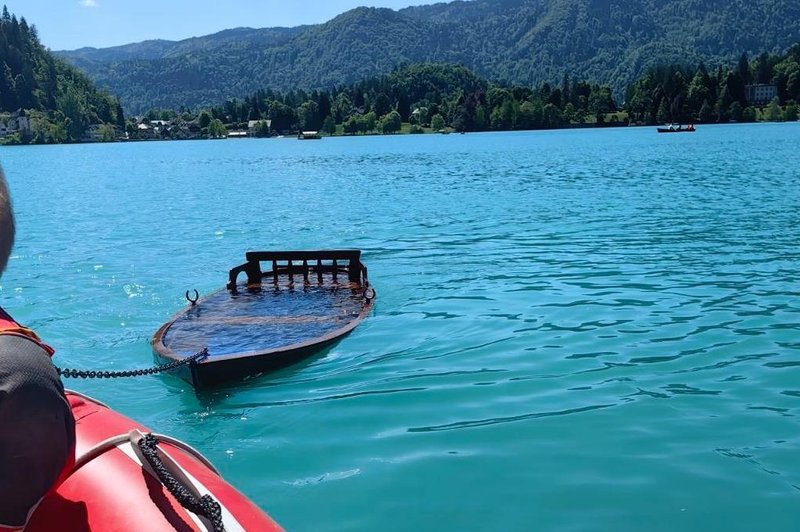 Nesreča na Blejskem jezeru: potopil se je čoln s štirimi turisti (foto: Facebook/Domen Kunčič)