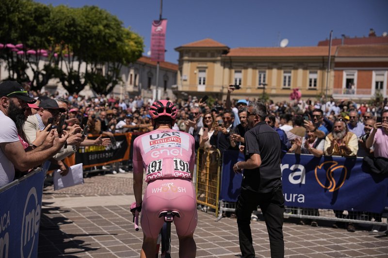 Na Giru miren dan za Pogačarja, zadržal zanesljivo vodstvo (foto: Profimedia)