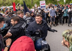 Pred tovarno avtomobilov protestiralo več kot tisoč ljudi, kaj se dogaja? (FOTO)