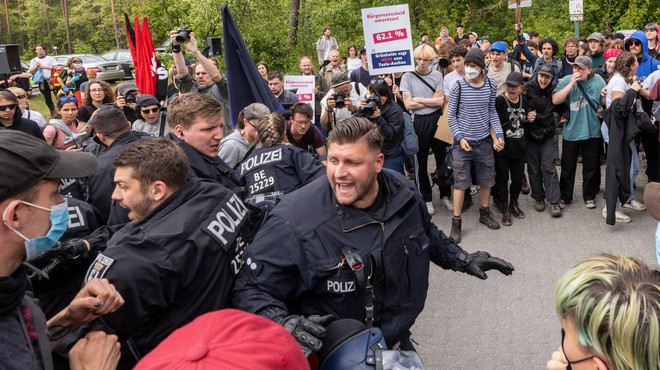 Pred tovarno avtomobilov protestiralo več kot tisoč ljudi, kaj se dogaja? (FOTO) (foto: Profimedia)