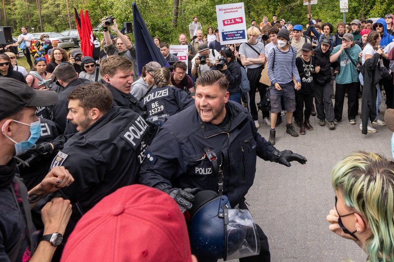 Pred tovarno avtomobilov protestiralo več kot tisoč ljudi, kaj se dogaja? (FOTO) (foto: Profimedia)