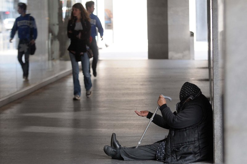 Pretresljive zgodbe ljudi z ulic: v Sloveniji tudi žrtve prisilnega beračenja? In kaj se zgodi, če oseba berača prijavi? (foto: Bobo/Srdjan Zivulovič)