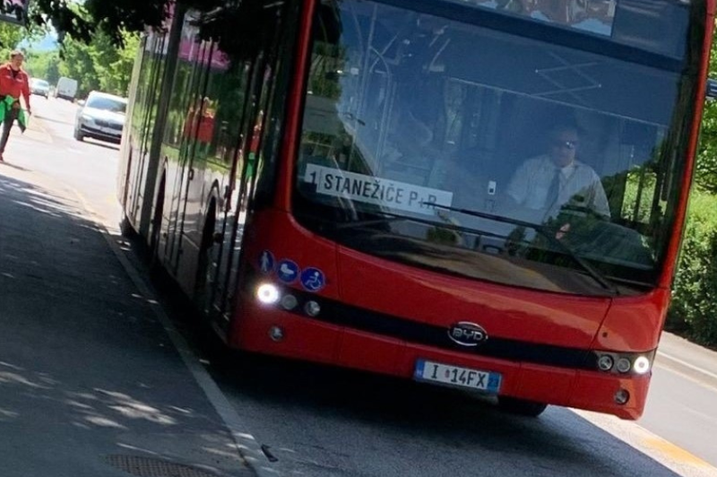 Ste jih opazili? Po Ljubljani vozijo rdeči avtobusi z madžarskimi tablicami - pa veste, zakaj? (foto: Uredništvo)