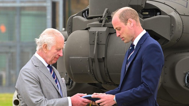 Ne boste verjeli, kaj je Karel III. predal sinu princu Williamu: redko družinsko srečanje ob helikopterju! (foto: Profimedia)