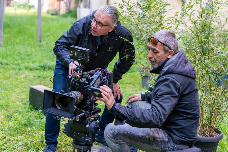 Padla je že prva klapa filma Belo se pere na devetdeset.