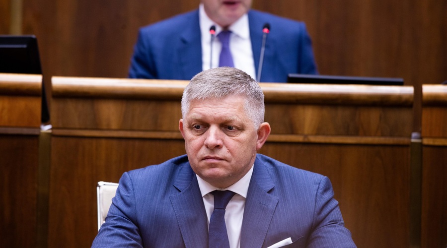 Slovaški predsednik vlade Robert Fico ranjen v strelskem napadu (foto: Profimedia)