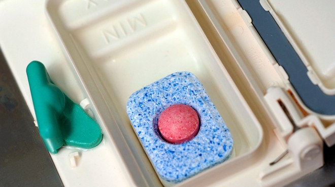 Najboljši trik v kuhinji: presenetilo vas bo, kaj vse lahko očistimo s tableto za pomivalni stroj (foto: Profimedia)