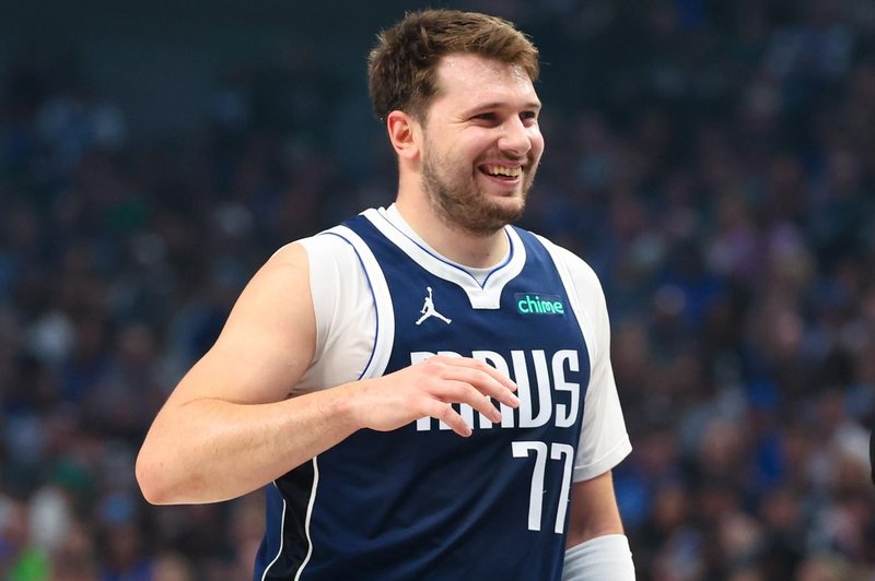 Oseba, ki mu pomeni vse: Luka Dončić po preboju v finale lige NBA objavil čudovito fotografijo (in ne, na njej ni Anamaria ...) (foto: Profimedia)