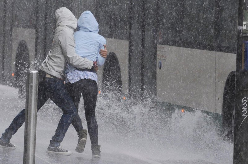 Ne pozabite na dežnik: prihajajo močni nalivi, vremenoslovci opozarjajo tudi na ... (foto: Bobo)