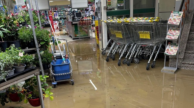 Huda ura v Šmarju pri Jelšah: poplavljene hiše, trgovine, cestišča ... (FOTO) (foto: Facebook/Trgovine Jager)